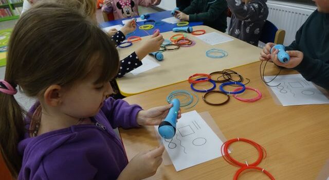 dzieci drukują przy użyciu długopisów 3D