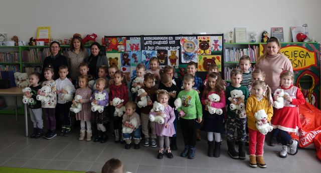 przedszkolaki z misiami, jurorki i bibliotekarki pozują do zdjęcia