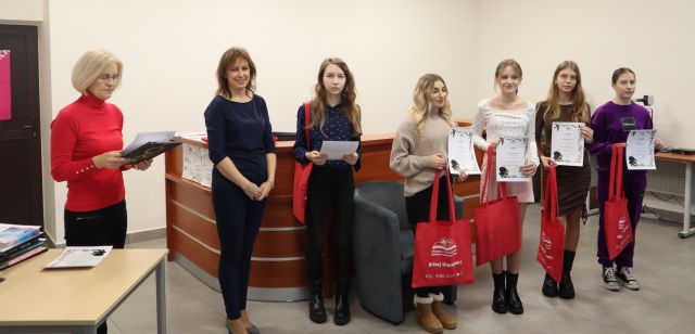 dyrektorka, bibliotekarka i 5 laureatek konkursu pozuje do zdjęcia z dyplomami i nagrodami