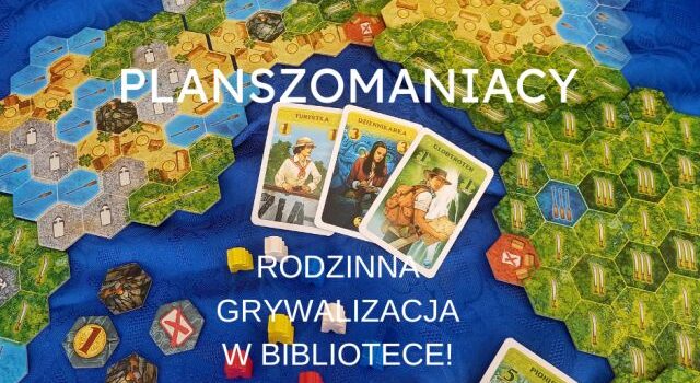 na tle gry planszowej napis Planszomaniacy rodzinna grywalizacja w bibliotece