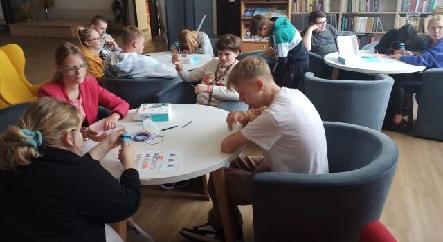 młodzież w czytelni drukuje długopisami 3D