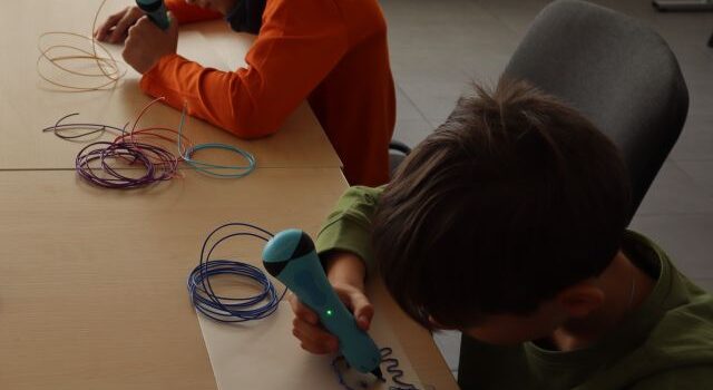 dwóch chłopców rysuje długopisem 3d