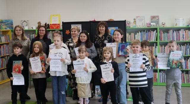 do zdjęcia pozują laureaci konkursu i 34 kobiety