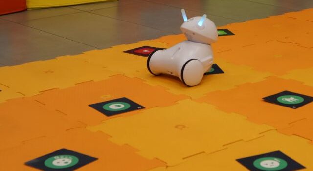 robot Photon na pomarańczowych puzlach