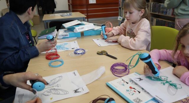 2 kobiety i 2 dziewczynki rysują długopisami 3D