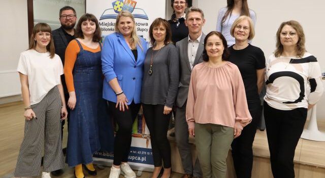 do zdjęcia pozują bibliotekarki, radna burmistrz, prowadzący spotkanie i uczestniczka spotkania
