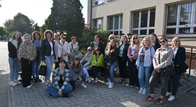 grupa bibliotekarek pozuje do zdjęcia