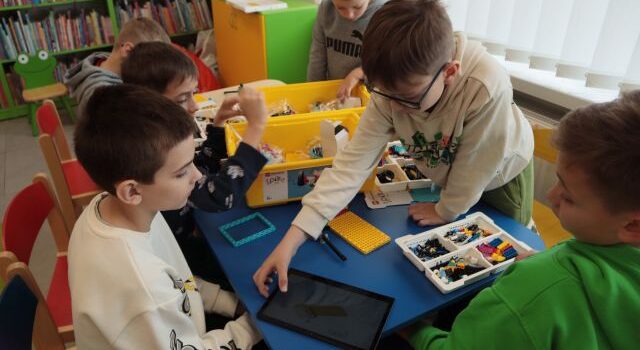 chłopcy budują z klocków Lego Spike Prime