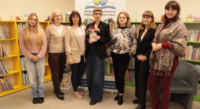 6 bibliotekarek pozuje do zdjęcia z autorką
