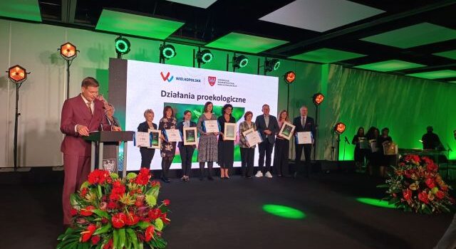 laureaci konkursu stoją na scenie z dyplomami i czekiem
