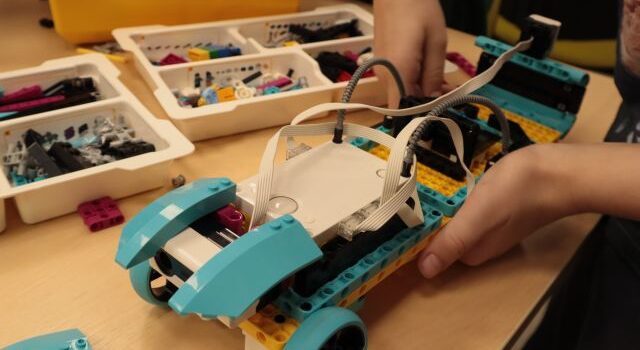 pojazd złożony z klocków Lego Spike Prime