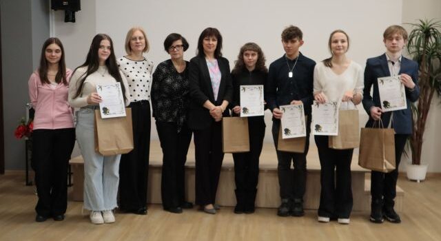 na zdjęcu laureaci konkursu, nauczycielka, bibliotekarka i dyrektorka biblioteki