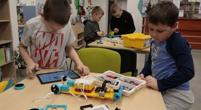 6 chłopców buduje z klocków Lego