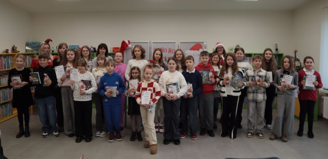 Na zdjęciu znajduję się trzydzieścioro nagrodzonych uczniów, za nimi stoją cztery kobiety.