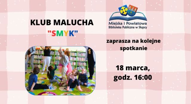 na jasnym różowym tle zaproszenie na spotkanie, z lewej strony zdjęcie bawiących się dzieci z mamami, w tle regały z książkami